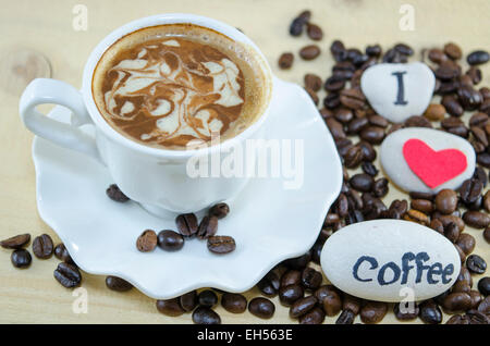 Weiße Tasse Kaffee mit dekorierten Schaum und Felsen sagen: "Ich liebe Kaffee" Stockfoto