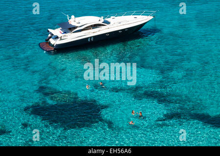 Luxus-Yacht in Türkis Illetes Formentera Mittelmeer Balearen Stockfoto