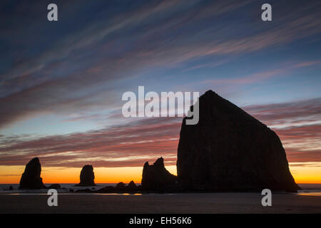 Sonnenuntergang über Haystack Rock in Cannon Beach, Oregon, USA Stockfoto