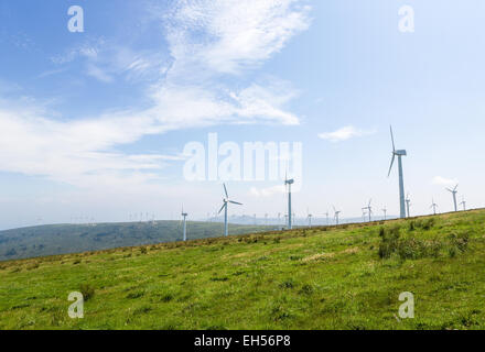 Onshore-Wind Turbine Bauernhof im nördlichen Teil von Galizien, Spanien. Stockfoto