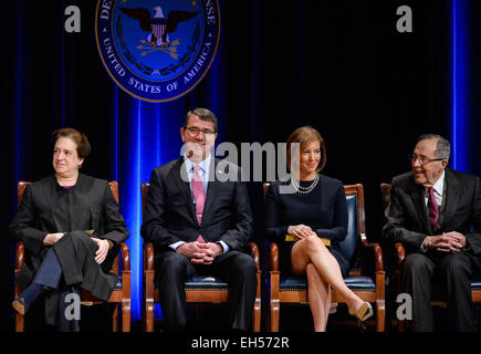 Washington, DC, USA. 6. März 2015. US-Verteidigungsminister Ashton Carter (2 L) besucht die feierliche Vereidigung in der Aula des Pentagon in Washington, D.C., Hauptstadt der Vereinigten Staaten, 6. März 2015. US Defense Secretary Ashton Carter feierliche Vereidigung fand am am Pentagon am Freitag. Bildnachweis: Bao Dandan/Xinhua/Alamy Live-Nachrichten Stockfoto