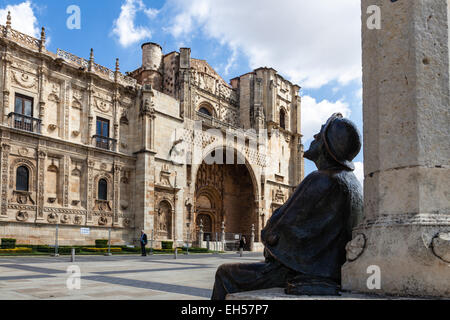 Pilger-Statue sitzt in der Plaza de Sand Marco ruht seine Füße drausen im historischen Parador Hostal San Marco als Tribut Stockfoto