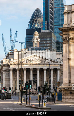 Ansichten über Bank-Kreuzung, die Royal Exchange mit der Gurke und Cheesegrater im Hintergrund in der City of London Stockfoto