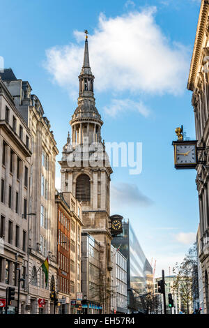 Auf der Suche nach unten Cheapside in der City of London, der Turm der Kirche St Mary le Bow Stockfoto