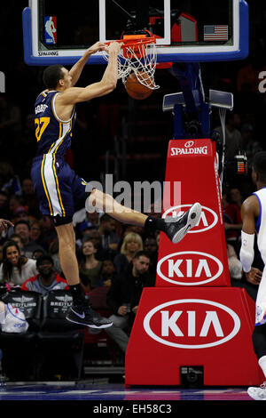 Philadelphia, Pennsylvania, USA. 6. März 2015. Utah Jazz Center Rudy Gobert (27) tunkt den Ball während des NBA-Spiels zwischen den Utah Jazz und die Philadelphia 76ers im Wells Fargo Center in Philadelphia, Pennsylvania. © Csm/Alamy Live News Bildnachweis: Cal Sport Media/Alamy Live News Stockfoto