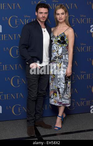 Mexico City, Mexiko. 6. März 2015. Lily James (R) und Richard Madden darstellen, während ein Photocall zum Film "Cinderella" in Mexiko-Stadt, Hauptstadt von Mexiko, am 6. März 2015 zu fördern. Bildnachweis: Alejandro Ayala/Xinhua/Alamy Live-Nachrichten Stockfoto