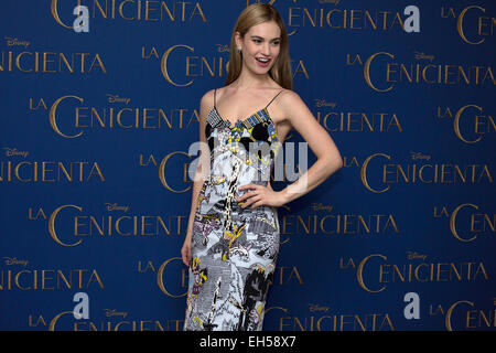 Mexico City, Mexiko. 6. März 2015. Schauspielerin Lily James stellt bei einem Fototermin für den Film "Cinderella" in Mexiko-Stadt, Hauptstadt von Mexiko, am 6. März 2015 zu fördern. Bildnachweis: Alejandro Ayala/Xinhua/Alamy Live-Nachrichten Stockfoto