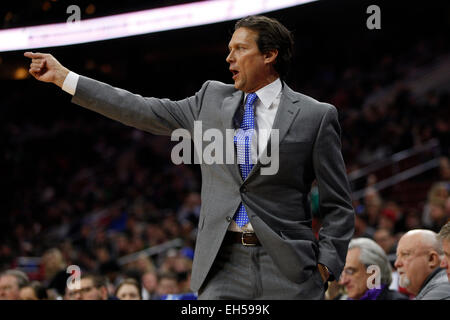 Philadelphia, Pennsylvania, USA. 6. März 2015. Utah Jazz Cheftrainer Quin Snyder reagiert während der NBA-Spiel zwischen den Utah Jazz und die Philadelphia 76ers im Wells Fargo Center in Philadelphia, Pennsylvania. Die Utah Jazz gewann 89-83. Bildnachweis: Cal Sport Media/Alamy Live-Nachrichten Stockfoto