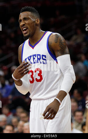 Philadelphia, Pennsylvania, USA. 6. März 2015. Philadelphia 76ers vorwärts Robert Covington (33) reagiert während des NBA-Spiels zwischen den Utah Jazz und die Philadelphia 76ers im Wells Fargo Center in Philadelphia, Pennsylvania. Die Utah Jazz gewann 89-83. Bildnachweis: Cal Sport Media/Alamy Live-Nachrichten Stockfoto