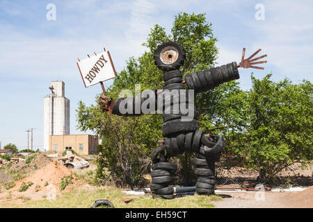 Skulptur eines Mannes gemacht von Pkw, LKW und Traktor Reifen in Roosevelt, Oklahoma mit einem Howdy Schild verwendet. Stockfoto