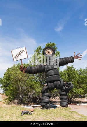 Skulptur eines Mannes gemacht von Pkw, LKW und Traktor Reifen in Roosevelt, Oklahoma mit einem Howdy Schild verwendet. Stockfoto