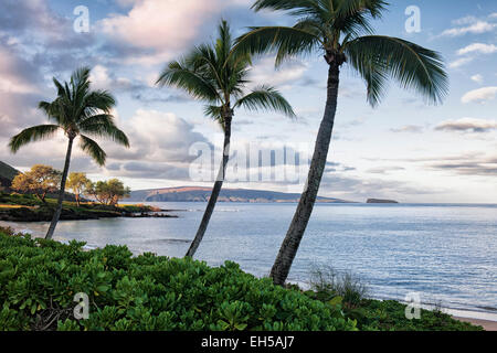 Morgensonne und Schatten auf den vorgelagerten Inseln von Kahoolawe und Molokini von Makena Beach auf Hawaii Insel Maui. Stockfoto