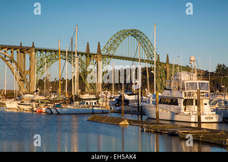 Morgendämmerung in Newport Harbor mit Yaquina Bay Bridge über Newport, Oregon, USA Stockfoto