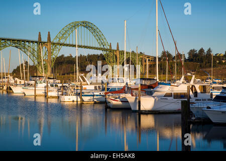 Morgendämmerung in Newport Harbor mit Yaquina Bay Bridge über Newport, Oregon, USA Stockfoto