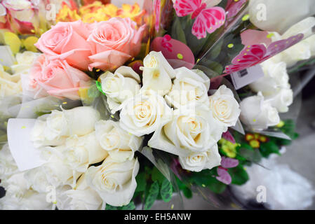 Blumenstrauß mit vielen verschiedenen Blumen Stockfoto