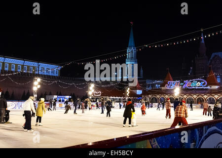 Moskau, Russland - 21. Februar 2015: Menschen am Zahnfleisch-Eisbahn auf dem Roten Platz ist geöffnet von 1. Dezember bis März 10 und enthält Stockfoto