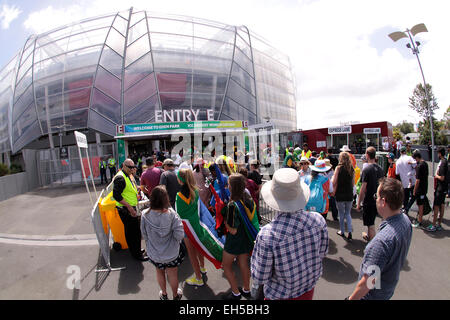 Auckland, Neuseeland. 7. März 2015. Cricket-Fans hinunter zum Austragungsort des ICC Cricket World Cup 2015 gemeinsam veranstaltet von Australien und Neuseeland im Eden Park Rugby Stadium, die eine ein Tag International ODI Spiel zwischen Südafrika und Pakistan in Auckland, Neuseeland auf Samstag, 7. März 2015-Gruppe zu sehen. Bildnachweis: Aloysius Patrimonio/Alamy Live-Nachrichten Stockfoto