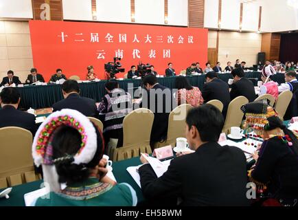 (150307)--Peking, 7. März 2015 (Xinhua)--Abgeordnete zu Chinas 12. nationalen Volksarmee Kongress (NPC) von Südwesten der chinesischen Provinz Yunnan nehmen Sie Teil an einer Podiumsdiskussion in Peking, Hauptstadt von China, 7. März 2015. (Xinhua/Yang Zongyou) (Yxb) Stockfoto