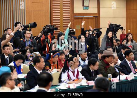 (150307)--Peking, 7. März 2015 (Xinhua)--Journalisten heben die Hände, während einer Podiumsdiskussion des Abgeordnetenhauses zu Chinas 12. nationalen Volksarmee Kongress (NPC) aus der südwestlichen chinesischen Provinz Yunnan in Peking, Hauptstadt von China, 7. März 2015 Fragen. (Xinhua/Yang Zongyou) (Yxb) Stockfoto