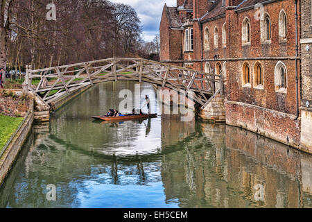Die Mathematical Bridge, Cambridge, verbindet zwei Teile des Queens College mit einem Punt unterhalb vorbei. Stockfoto