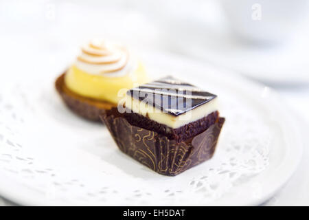 Zwei exklusive handgemachte Kuchen / Torten. Stockfoto