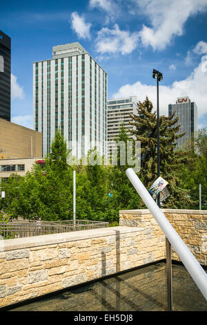 Die City Hall Plaza in der Innenstadt von Edmonton, Alberta, Kanada. Stockfoto