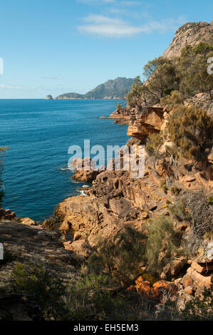 Felsigen Landzunge auf verschlafenen Bay, Freycinet NP, Tasmanien, Australien Stockfoto