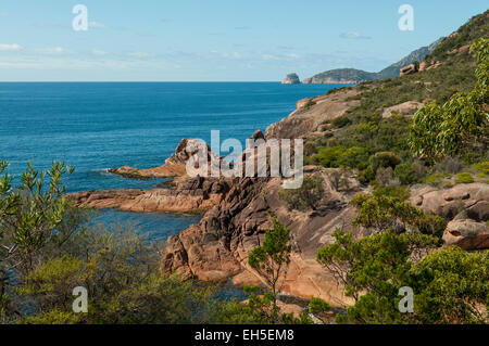 Felsigen Landzunge auf verschlafenen Bay, Freycinet NP, Tasmanien, Australien Stockfoto