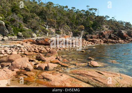 Wenig kiesigen Strand, Freycinet NP, Tasmanien, Australien Stockfoto