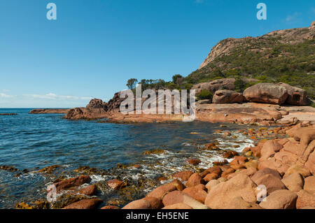 Wenig kiesigen Strand, Freycinet NP, Tasmanien, Australien Stockfoto