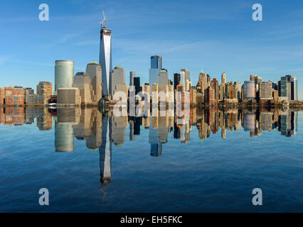 Lower Manhattan Skyline spiegelt sich im Wasser Stockfoto