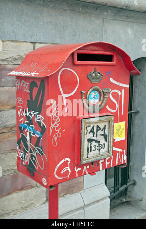 Ein Graffiti bedeckt belgische Post Briefkasten in Brüssel, Belgien. Stockfoto