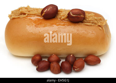 Erdnussbutter mit Brötchen auf weißem Hintergrund Stockfoto