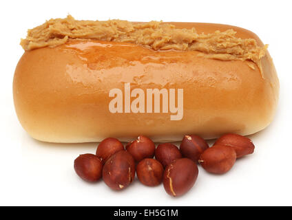 Erdnussbutter mit Brötchen auf weißem Hintergrund Stockfoto