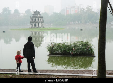 Wandern rund um den See und Thap Rua, Tortoise Tower, Hoan-Kiem-See, Hanoi, Nordvietnam, Vietnam, Südostasien, Asien Stockfoto