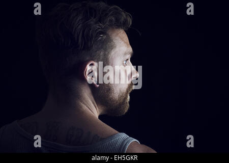 Jungen Mann denken / rocker mit Ohrringe. Stockfoto