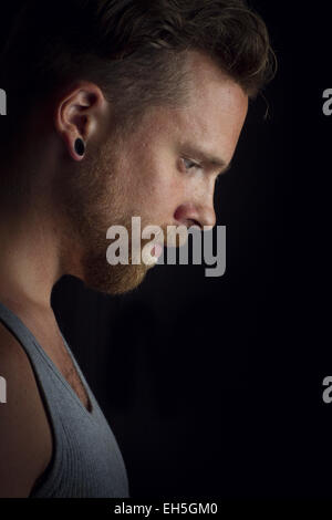 Jungen Mann denken / rocker mit Ohrringe. Stockfoto