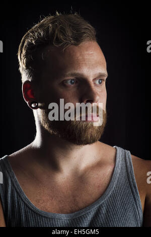 Denken und glücklich Jüngling / rocker mit Ohrringe. Stockfoto