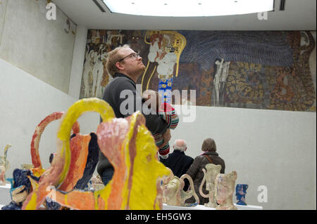 Wien, Österreich. 6. März 2015. Besucher sehen den Beethovenfries im Gebäude Wiener Secession in Wien, 6. März 2015. Einer der wertvollsten Kunstwerke Österreichs, Gustav Klimts Beethovenfries, sieht wahrscheinlich weiterhin in dem Land vorerst nach einem Expertengremium Freitag abgelehnt Restitutionsansprüche von den Nachkommen der ehemaligen jüdischen Besitzer. © Qian Yi/Xinhua/Alamy Live-Nachrichten Stockfoto