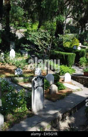 Grabsteine in Trafalgar Friedhof einschließlich der Kapitän Thomas Norman, Gibraltar, Großbritannien, Westeuropa. Stockfoto