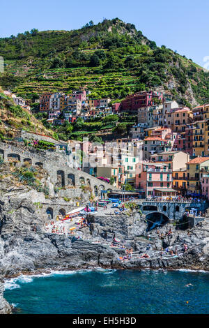 Dorf von Manarola mit Fähre, Cinque Terre, Italien Stockfoto