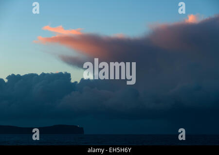 Cumulonimbus Wolke über Dunnet Head bei Sonnenuntergang, Caithness, Schottland, UK.  Von St. John's Point, in der Nähe der Ortschaft Mey. Stockfoto