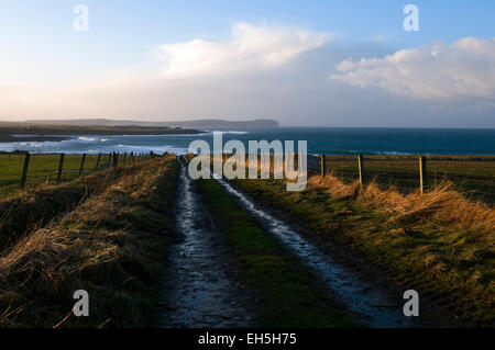 Dunnet Head und den Pentland Firth aus einer Gasse nahe dem Dorf von Mey, Nordküste von Caithness, Schottland Stockfoto