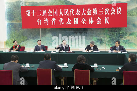 (150307)--Peking, 7. März 2015 (Xinhua)--Yu Zhengsheng (Rückseite C), Vorsitzender des Nationalkomitees der chinesischen politischen Beratenden Konferenz (CPPCC) und Mitglied des ständigen Ausschusses des Politbüros des Zentralkomitees der kommunistischen Partei von China (CPC), schließt sich eine Podiumsdiskussion der Abgeordnetenkammer, 12. nationalen Volksarmee Kongress (NPC) aus Südost-China Taiwan während der dritten Sitzung des 12. NPC , in Peking, Hauptstadt von China, 7. März 2015. (Xinhua/Huang Jingwen) (Yxb) Stockfoto