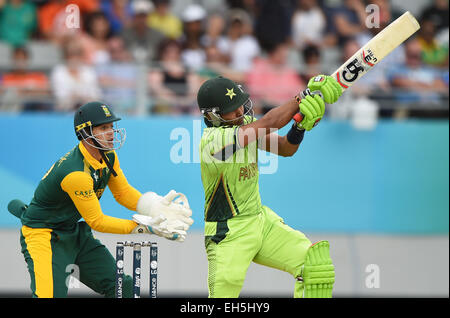 Auckland, Neuseeland. 7. März 2015. Umar Akmal Wimper während des ICC Cricket World Cup 2015-Spiels zwischen Südafrika und Pakistan im Eden Park, Auckland. Samstag, 7. März 2015. Bildnachweis: Aktion Plus Sport/Alamy Live-Nachrichten Stockfoto