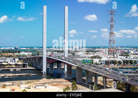 Ein Blick auf stark befahrenen Kreuzung die Bolte Bridge in Richtung Williamstown in Melbourne, Victoria, Australia Stockfoto