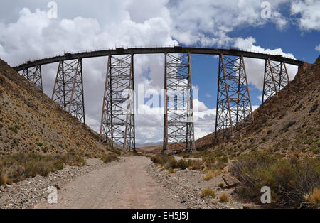 Zug zu den Wolken (Tren de Las Nubes). Provinz Salta. Argentinien. Die Eisenbahn verbindet Argentinien mit Chile in der Anden-Halterung Stockfoto