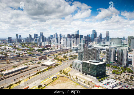 Die expansive Skyline von Melbourne an einem klaren Sommertag in Victoria, Australien Stockfoto