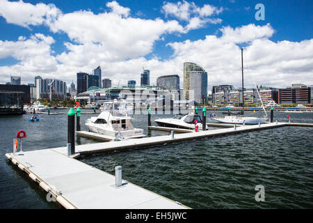 Die berühmte Skyline von Melbourne von einem Pier in Docklands an einem heißen Sommertag Stockfoto