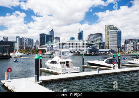 Die berühmte Skyline von Melbourne von einem Pier in Docklands an einem heißen Sommertag Stockfoto